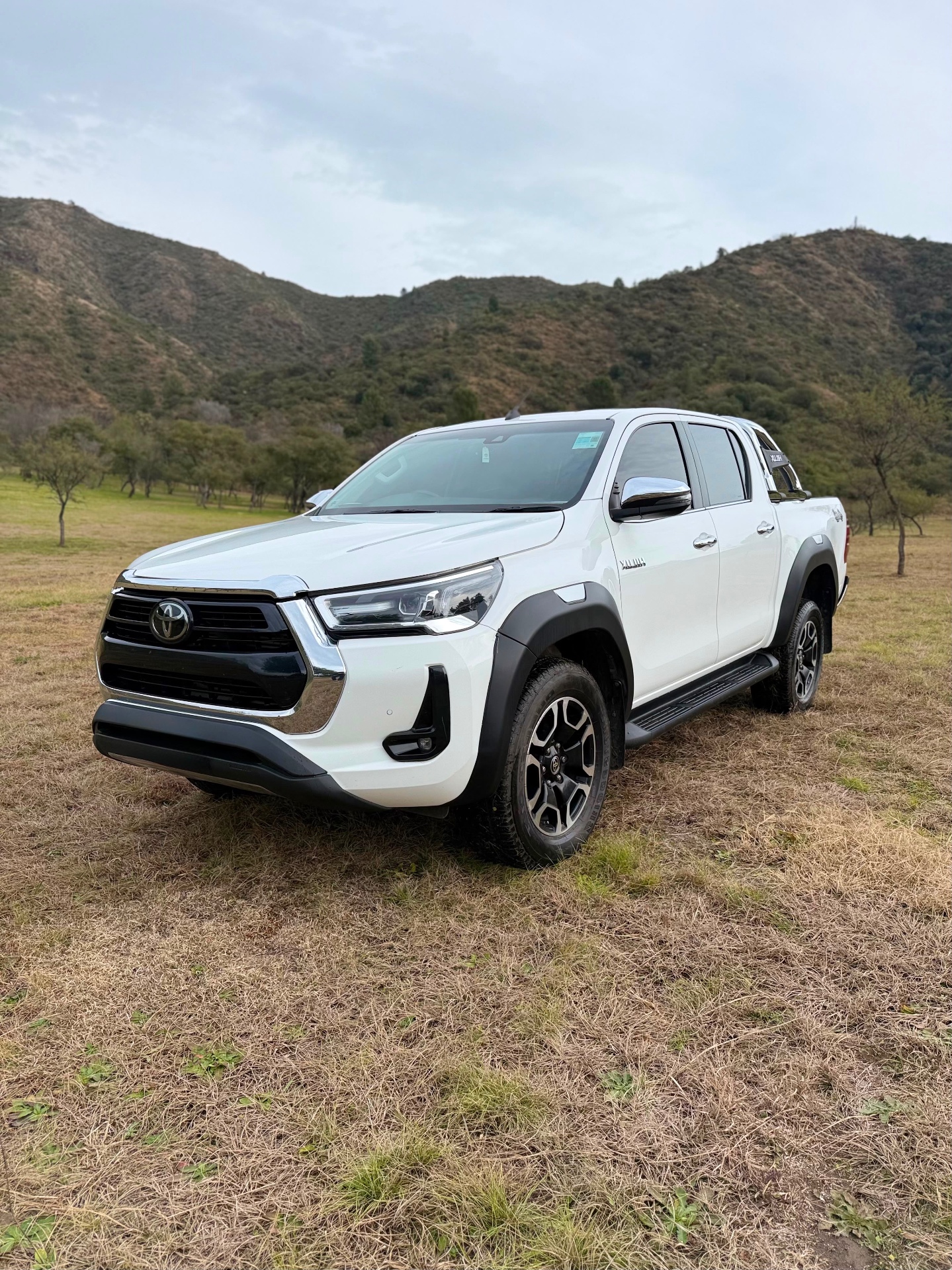 Toyota Hilux 2.8 SRX 4x4 AT (L/21 c/accesorios) 2021 — frente